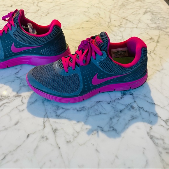 NEW Nike Sneakers - Picture 12 of 15